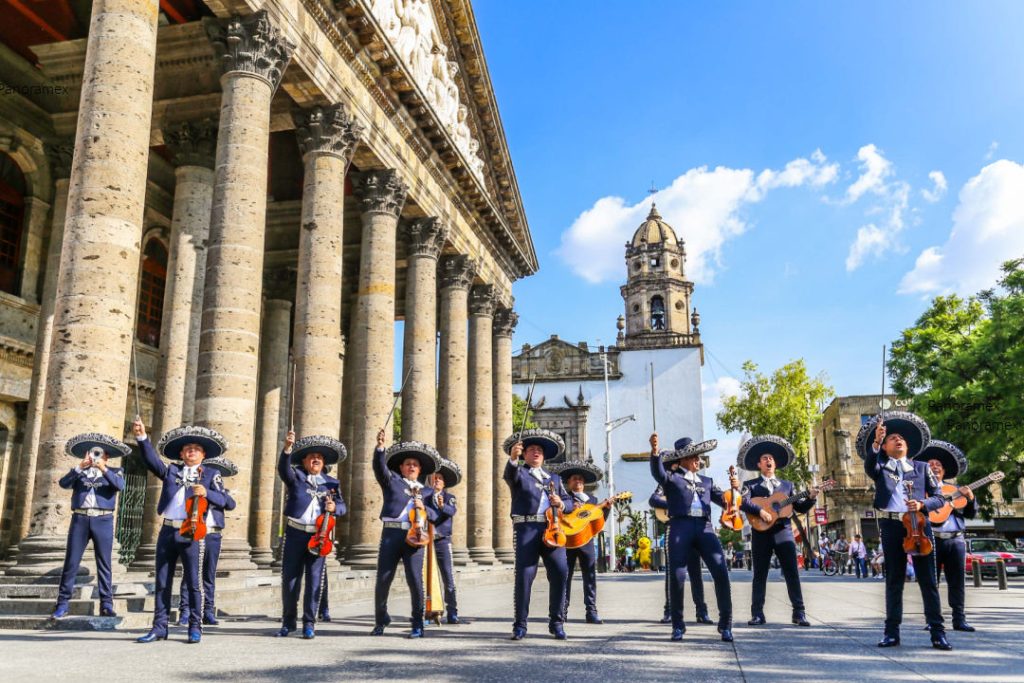 Teatro Degollado con Mariachis