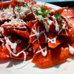 Chilaquiles es un Platillo mexicano tradicional para comer o desayunar