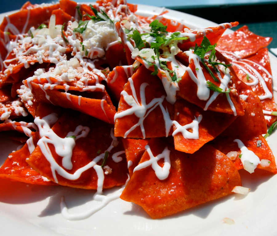 Chilaquiles es un Platillo mexicano tradicional para comer o desayunar